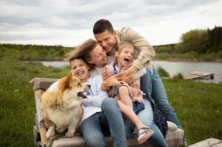 Familia feliz y tranquila porque tienen seguros de vida